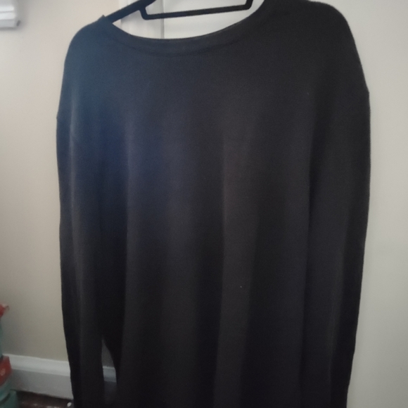 Like new black long sleeve shirt - Picture 5 of 7